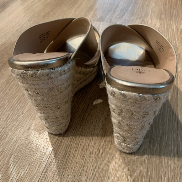 Vegan Leather Gold Wedges 7.5M like new! - Picture 4 of 4